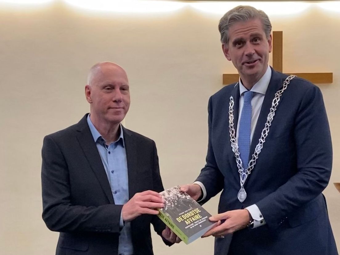 Frank van Riet overhandigt het 1e exemplaar van De Dordtse Affaire aan burgemeester Wouter Kolff