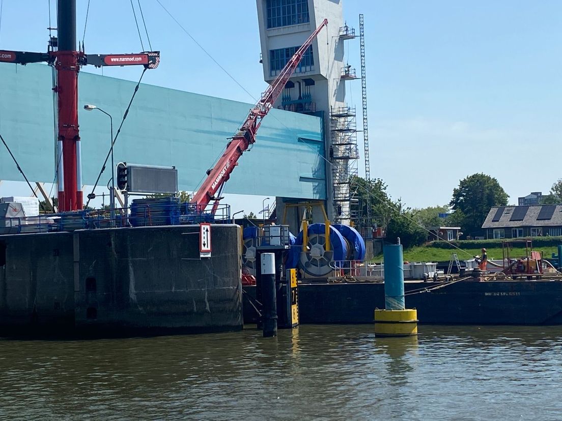 Op het ponton liggen de nieuwe kabeltrommels klaar
