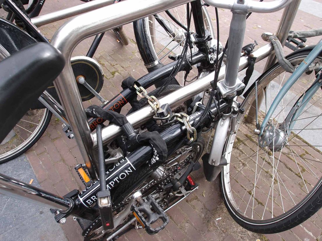 Fietsen in Amsterdam. Wel even goed op slot zetten natuurlijk.