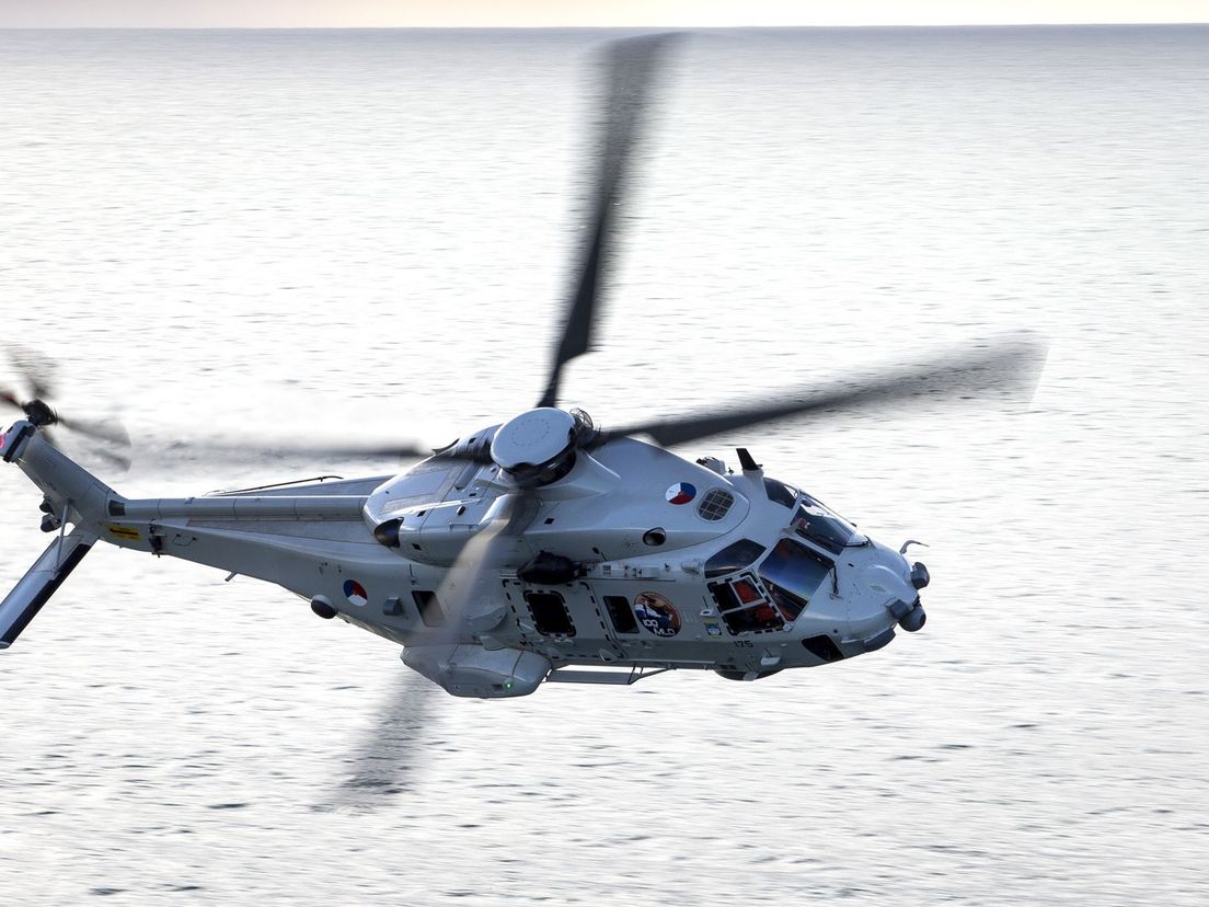 De maritieme gevechtshelikopter waarmee de Luchtmacht dinsdagavond in de Rotterdamse haven traint