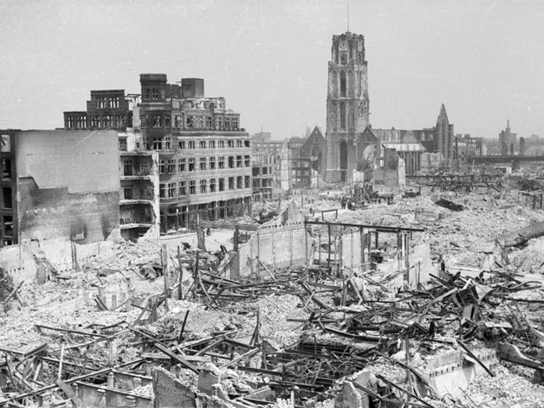 De omgeving van de Botersloot in Rotterdam na het bombardement in 1940.