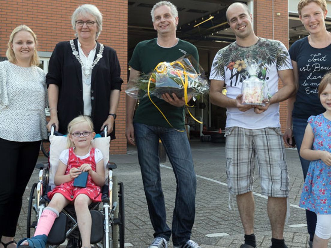 Burgemeester Anny Attema samen met de betrokkenen