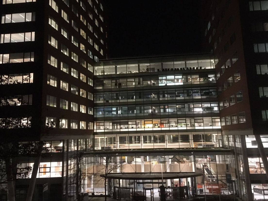 Licht in kantoor Belastingdienst kan al weken niet uit, tot ergernis van buurt: 'Kan krant lezen in bed'