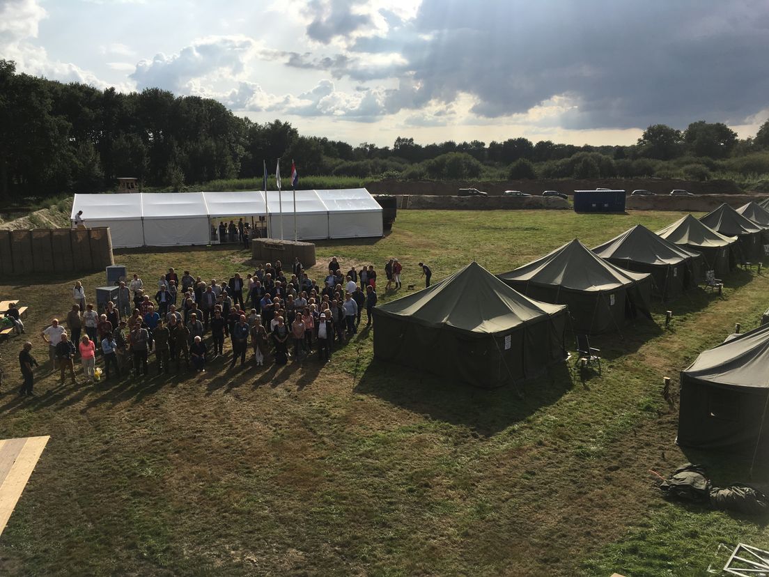 De kunstenaars wonen een maand lang op het kamp (Rechten: Serge Vinkenvleugel/RTV Drenthe)