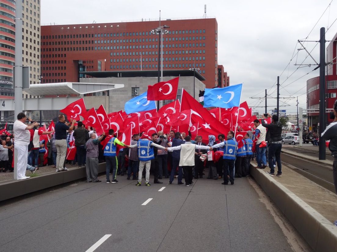 Demonstranten lopen over Erasmusbrug