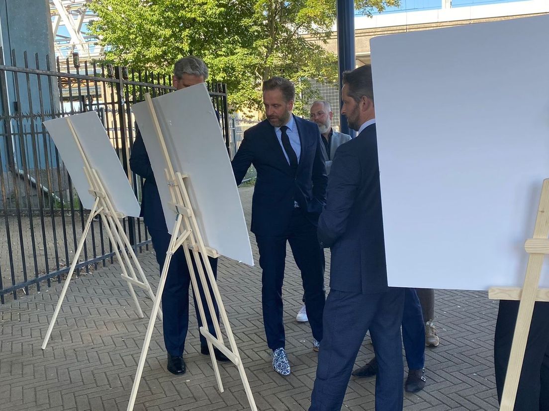 Hugo de Jonge bekijkt de plannen voor Spoorzone Dordrecht