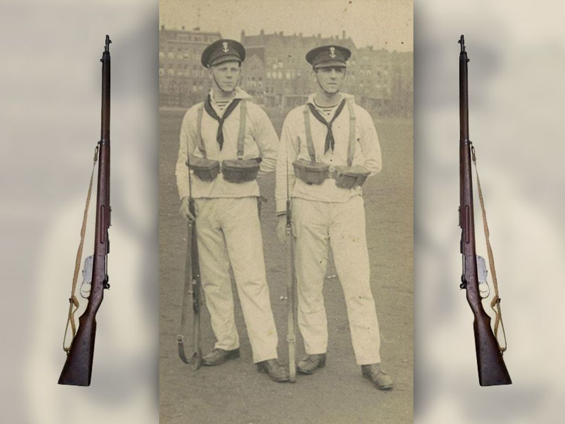 Arie Profijt (links op de foto) en het M95 geweer