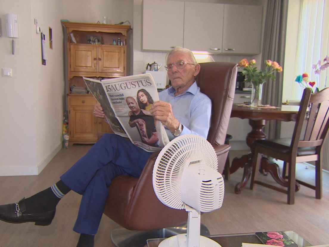 De 93-jarige Bram Bruin zweert bij zijn ventilator