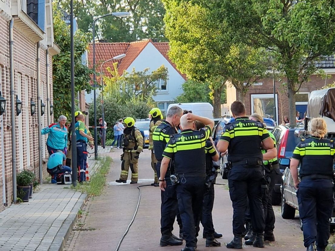 De politie deed uitgebreid onderzoek in de woning waar de twee doden zijn aangetroffen