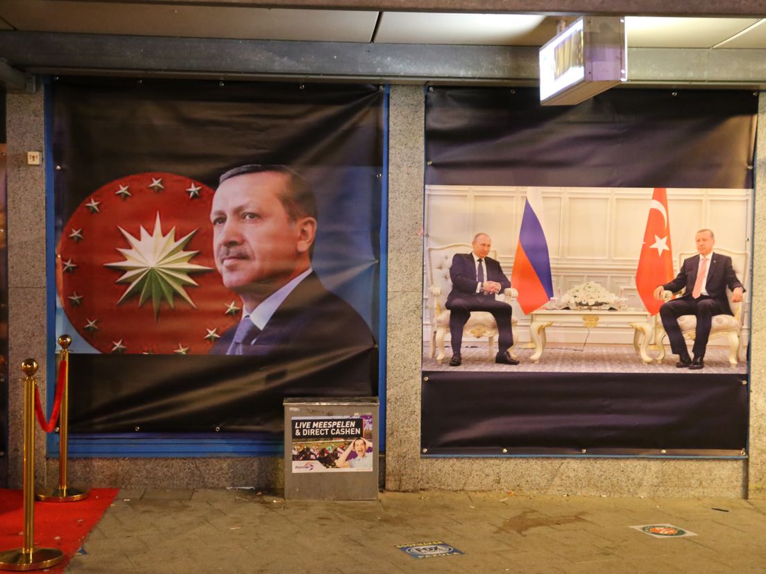 Erdoganposters irriteren Rotterdamse policiti