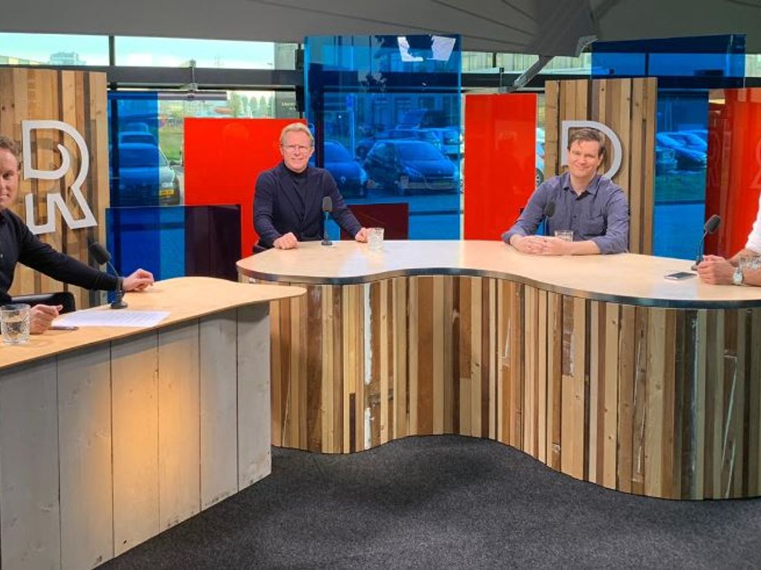 De tafel van FC Rijnmond, met van links naar rechts presentator Bart Nolles, Vincent Schildkamp, Dennis van Eersel en Geert den Ouden.
