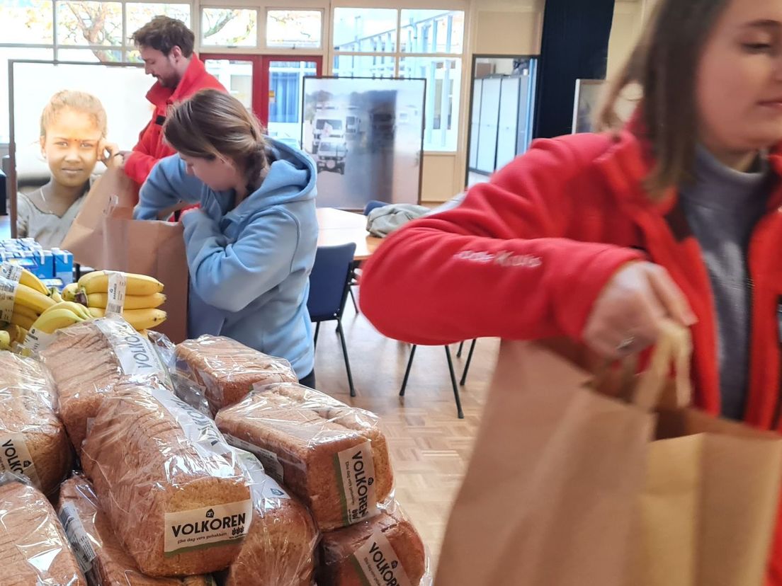 Rode Kruis deelt ontbijttassen en boodschappenkaarten uit voor Utrechters in voedselnood