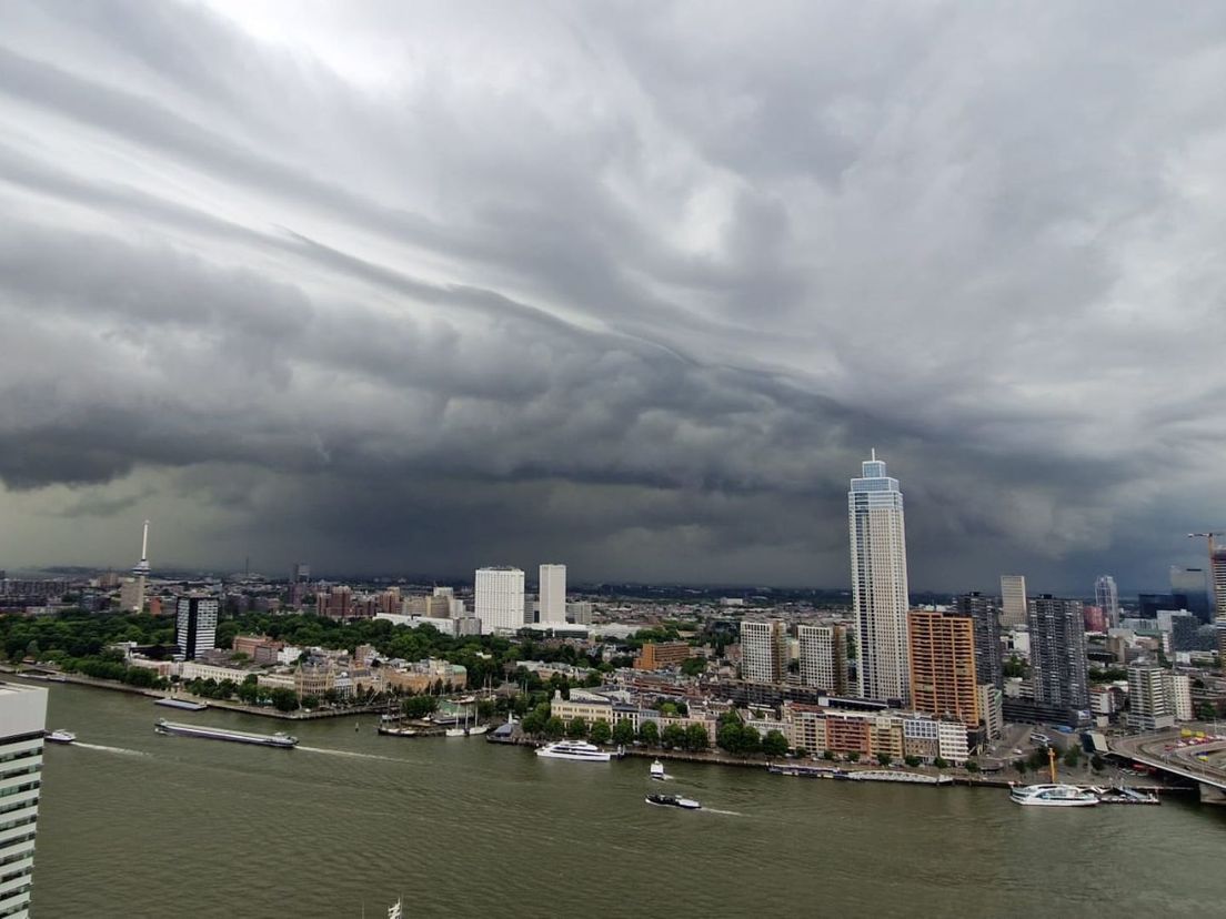 Over Rotterdam trekt maandagmiddag een flinke onweersbui