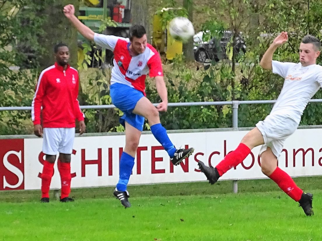 Paul Pluijmert (rechts) in actie voor DFC uit Dordrecht.