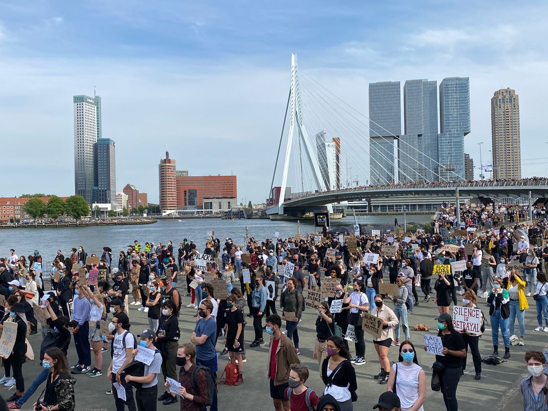 Het was woensdag druk bij de demonstratie op en rondom de Erasmusbrug in Rotterdam