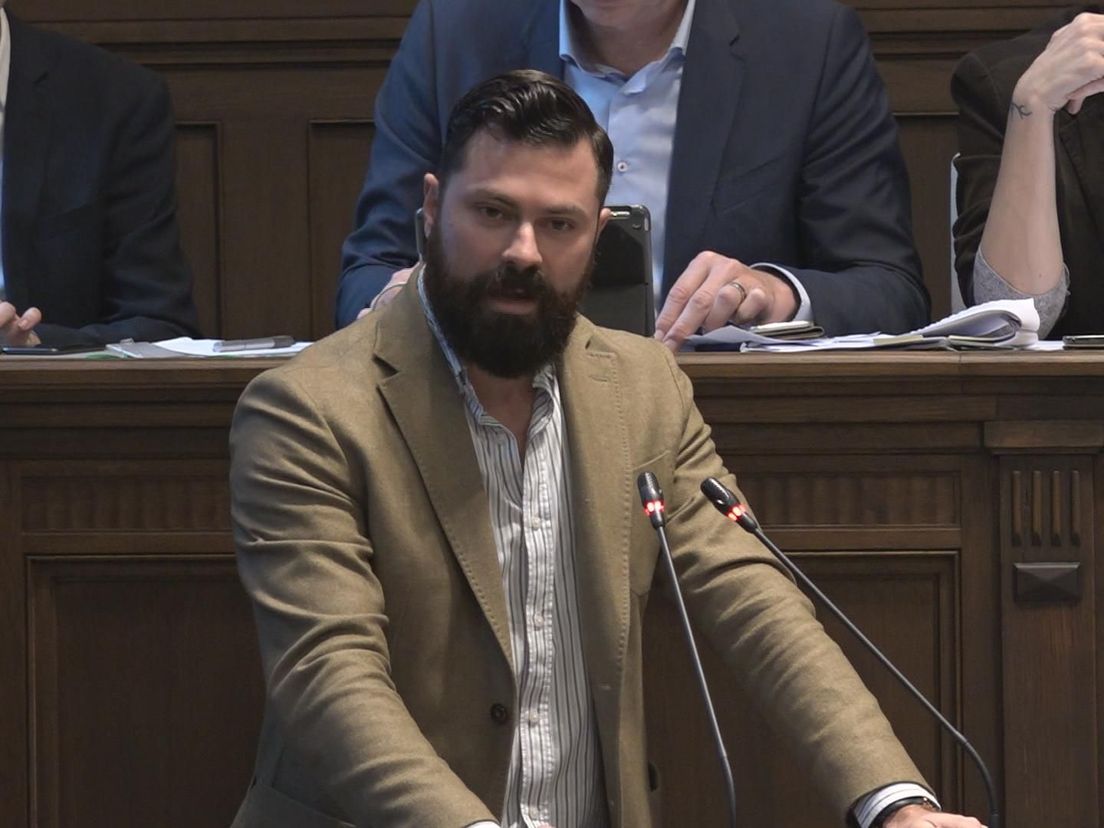 Kevin van Eikeren in de Rotterdamse gemeenteraad