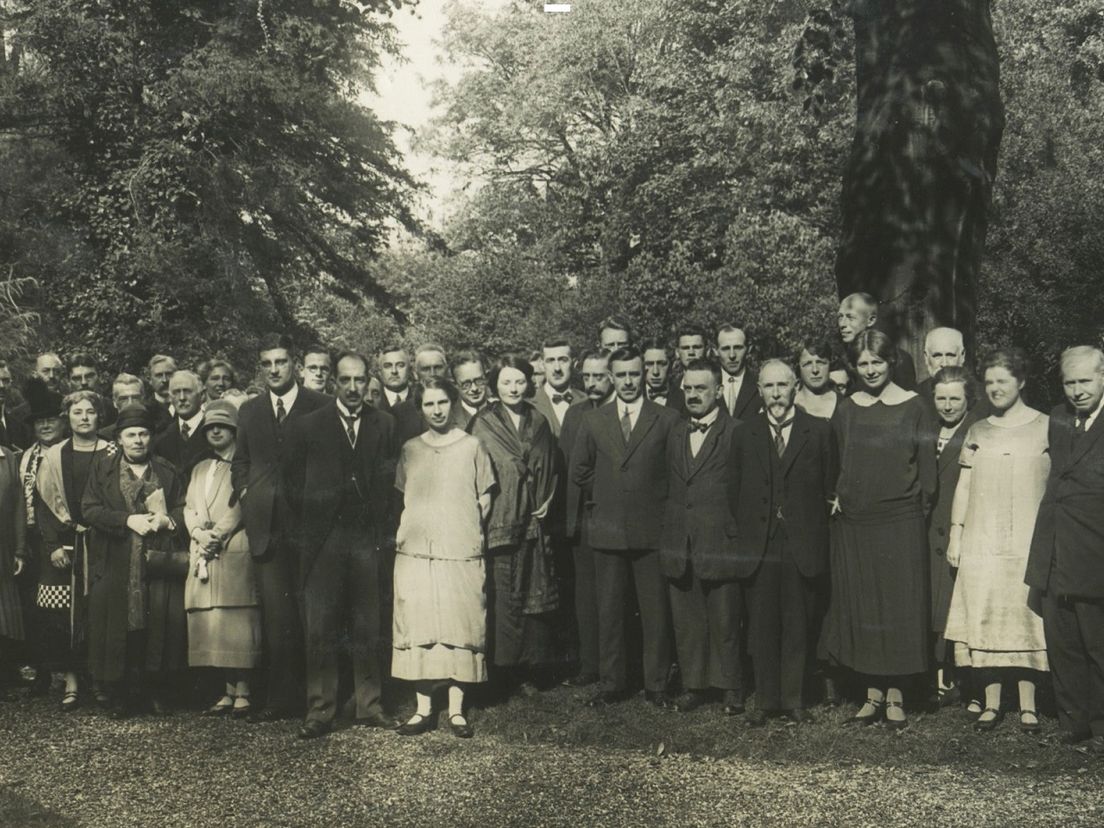 1928: groepsfoto docenten en medewerkers