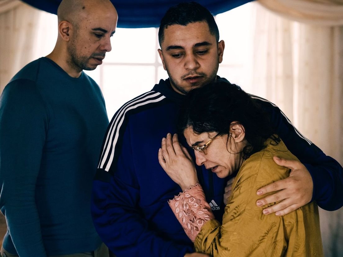 Karim met zijn broer en moeder in de film El Houb