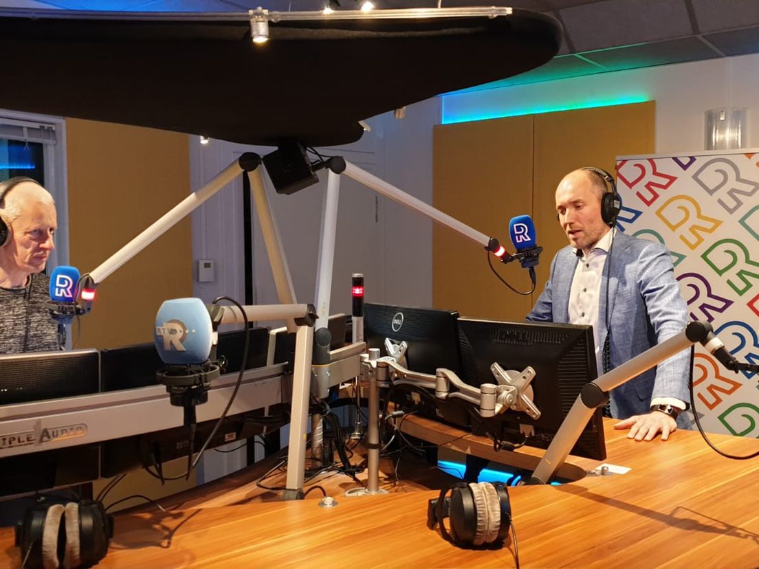 Huisarts Matthijs van der Poel (r) in de radiostudio van Rijnmond naast Reint Jan Potze