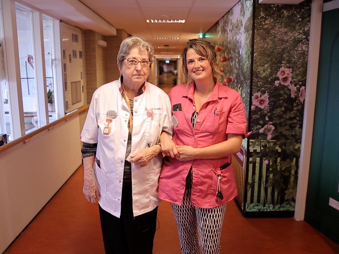 De 82-jarige zuster Miep (links), geflankeerd door collega Anneke Moree