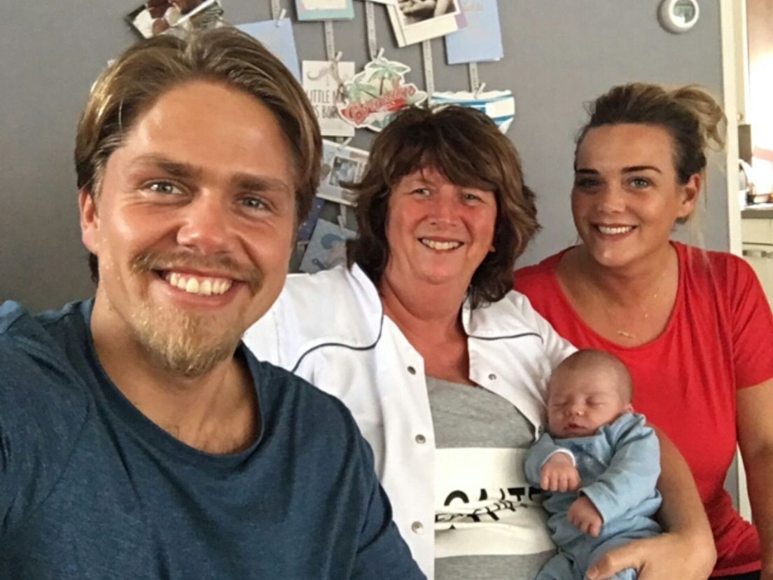 Jacintha bij één van haar beroemde gezinnen: met André Hazes jr., Monique Westenberg en hun pasgeboren zoon André