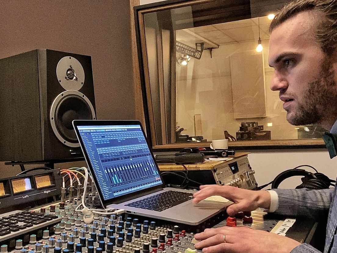 Vlaardinger Erik Koning leidt zelf de opnames in zijn muziekschool annex studio