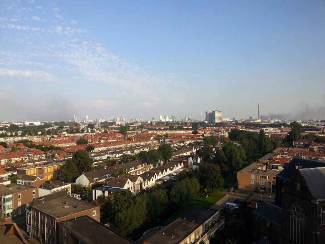 Op de foto, genomen vanuit het stadskantoor in Schiedam, zijn de rookpluimen te zien van zowel de brand op de Brielselaan als die in de woning aan de Oudedijk