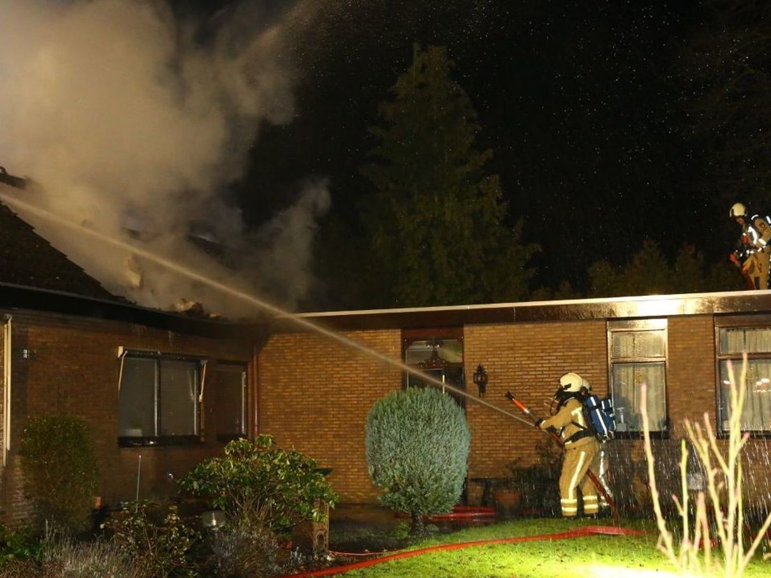 De brandweer heeft het vuur onder controle