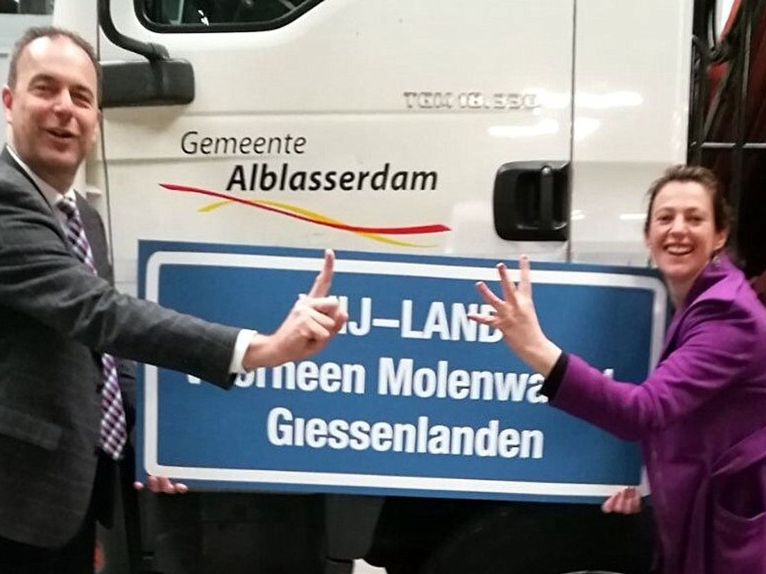 Het bord van burgemeester Paans en gemeentesecretaris Van Heeren