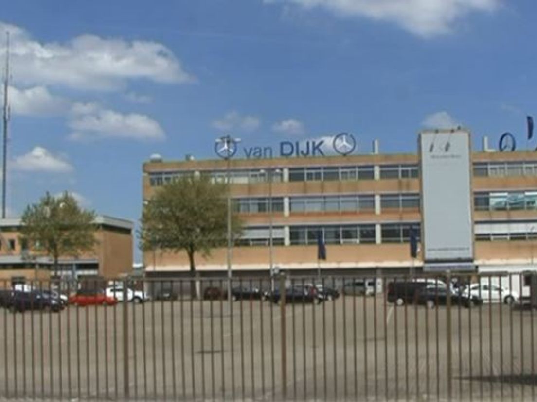Het voormalige gebouw van Van Dijk langs de A20