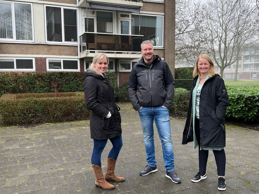 Cora, Menno en Heidi voor de woning