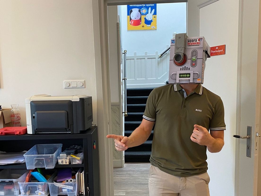 Managing Director Jeroen Nugteren demonstreert het nieuwe spel Hoofdbewaker