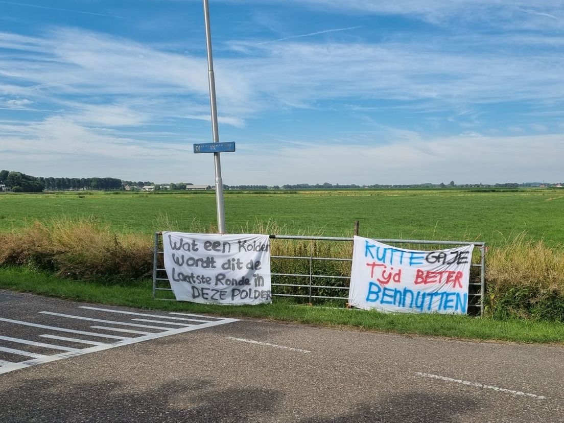 Protestspandoeken langs de weg in de Hoeksche Waard