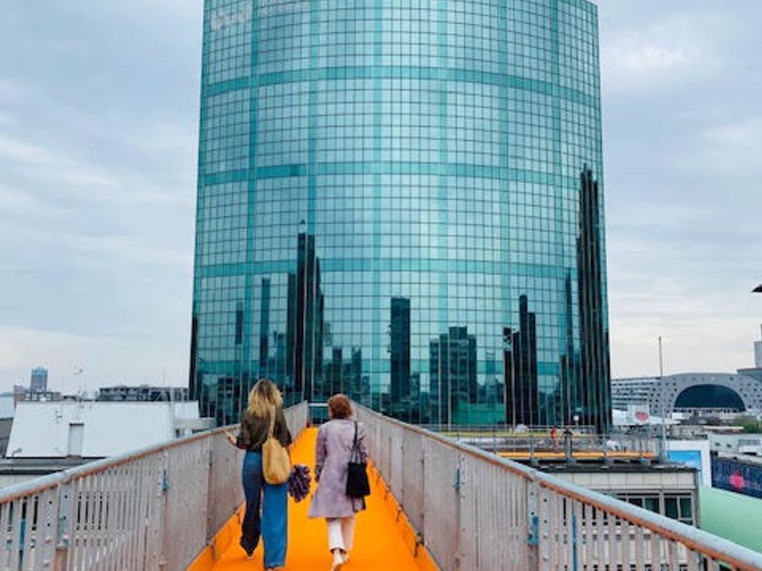 Esther Wienese en Jet Manrho op de Rotterdam Rooftop Walk