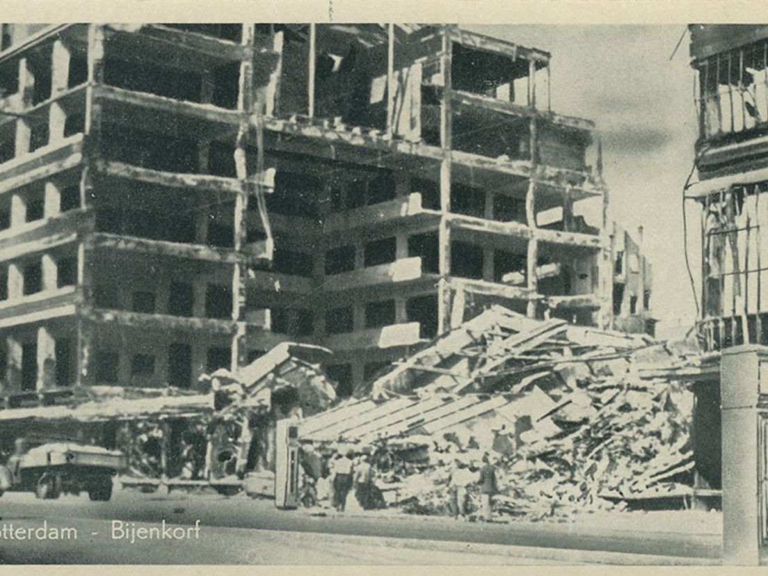 Het pand in 1940 na het bombardement.