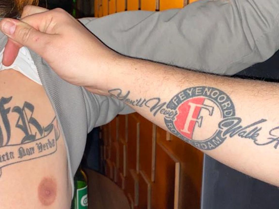 De Feyenoord-tatoeages worden gretig getoond