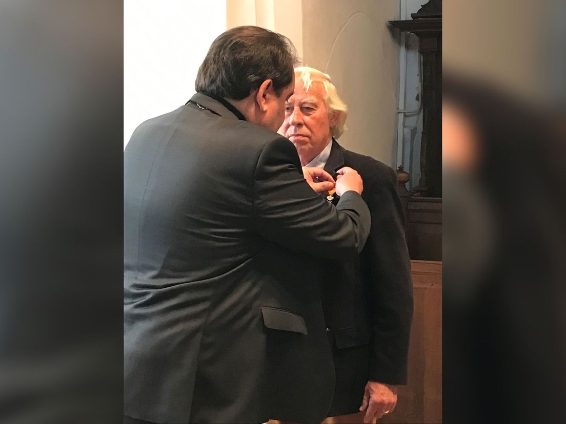 Kor Mulder krijgt een lintje opgespeld door burgemeester Marcel Thijsen