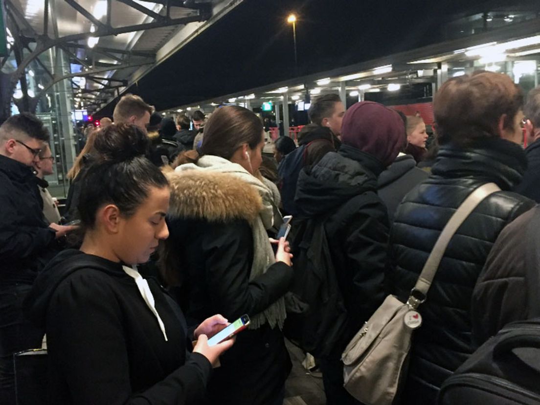 Werkzaamheden aan het spoor in Rotterdam zorgt voor overvolle treinen