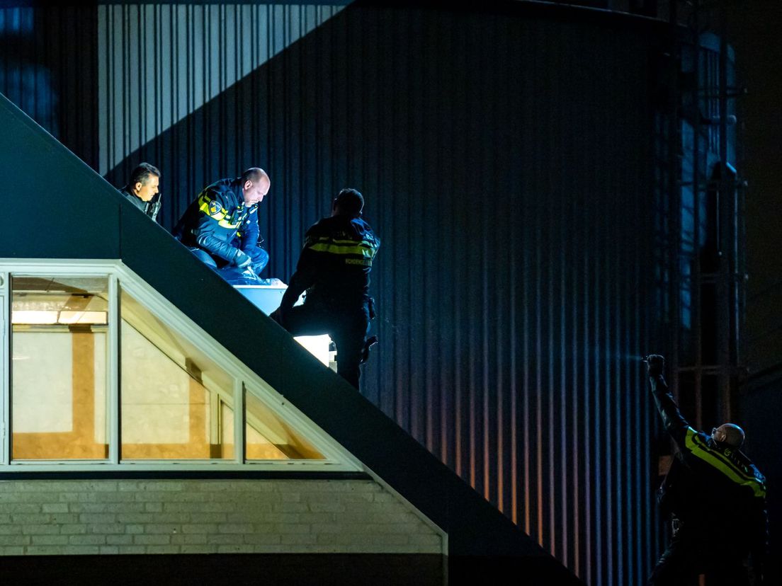 De politie doet op het dak onderzoek naar de steekpartij aan de Albert van Het Hartweg in Bleiswijk
