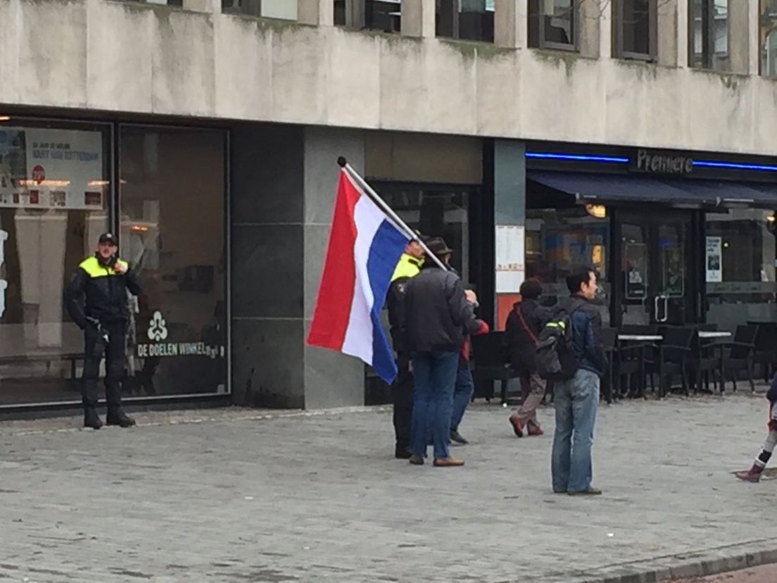 De eerste demonstranten arriveren in het centrum van Rotterdam.