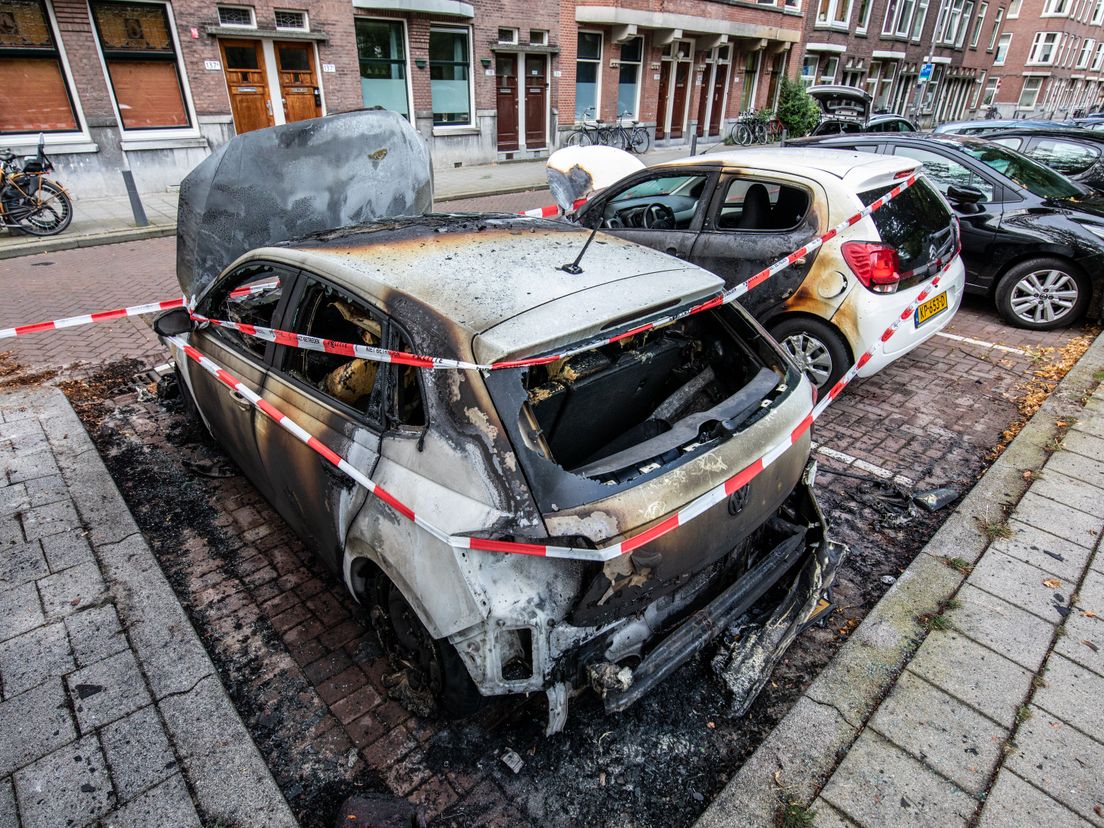 Begin deze maand gingen in Rotterdam-West deze twee auto's in vlammen op