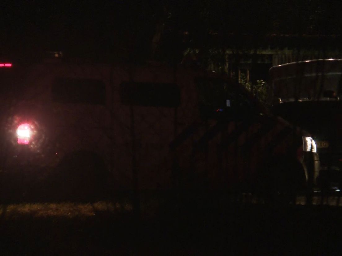 Een politieteam doet een inval bij een boerderij even buiten Coevorden