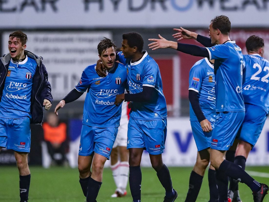 Excelsior Maassluis-spelers juichen na een doelpunt tegen FC Emmen