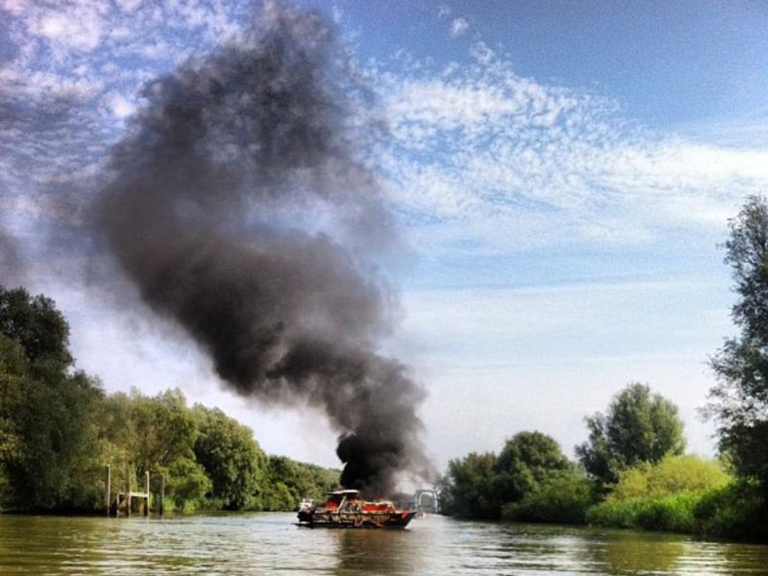 Boot in brand Dordrecht foto Dirk-Jan Grootenboer via Twitter