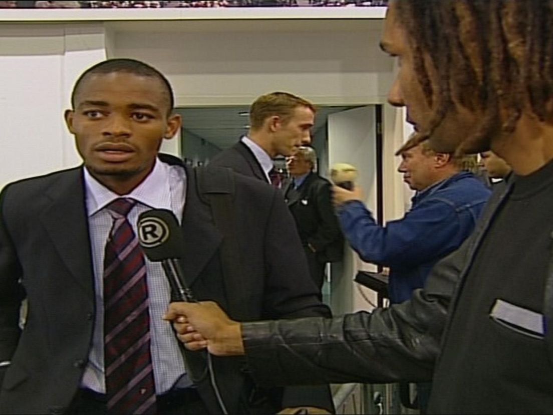 Sinclair Bischop met dreads tijdens een interview met Salomon Kalou