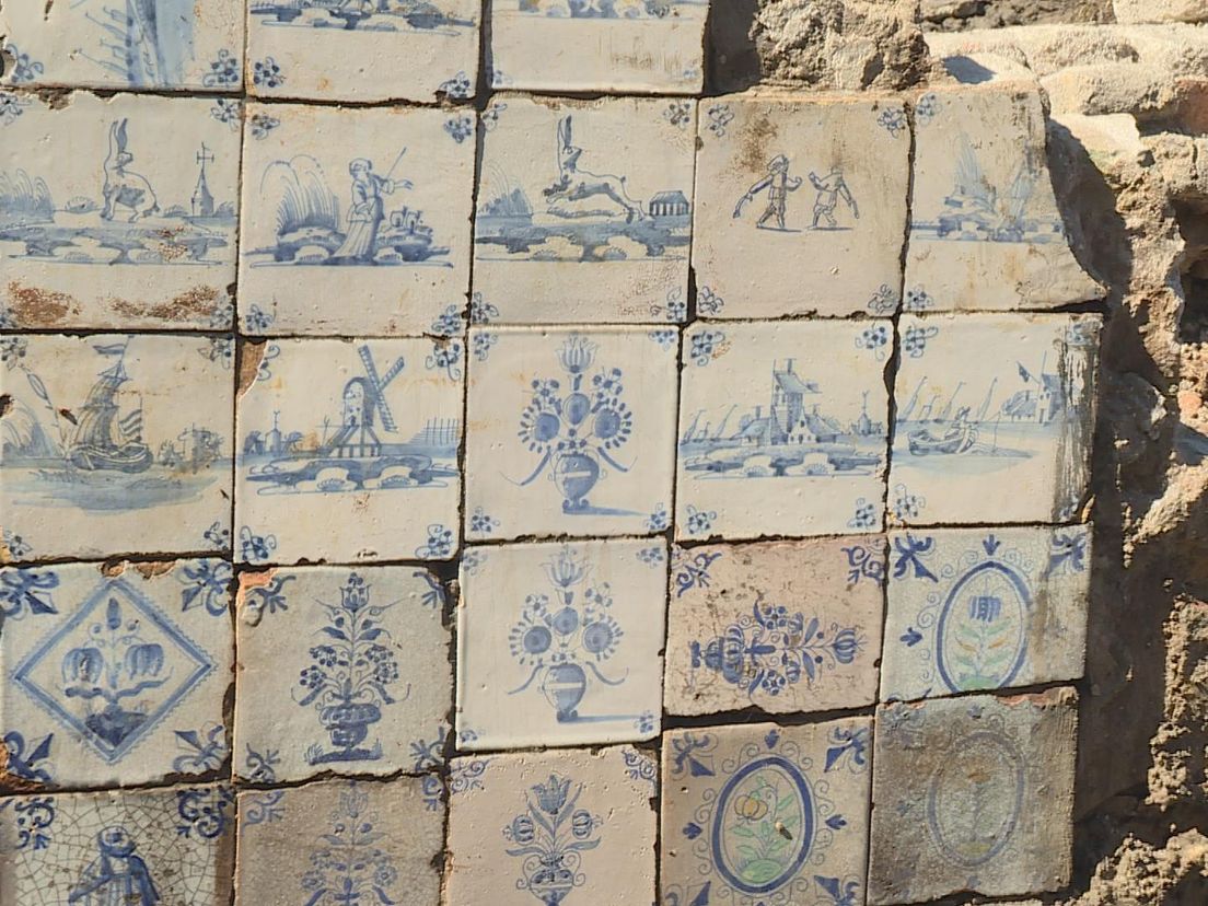 De Delfts blauwe tegels in de opgraving