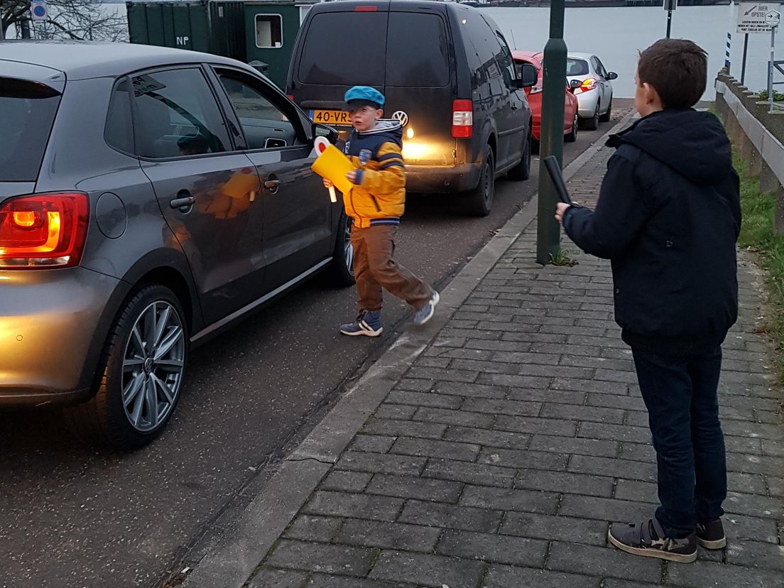 Stop, politie! Kinderen tikken hardrijders in Kinderdijk op de vingers
