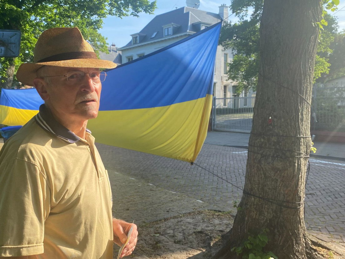 Gigantische Oekraïense vlag tegenover Russische ambassade bewaakt door buurtbewoners
