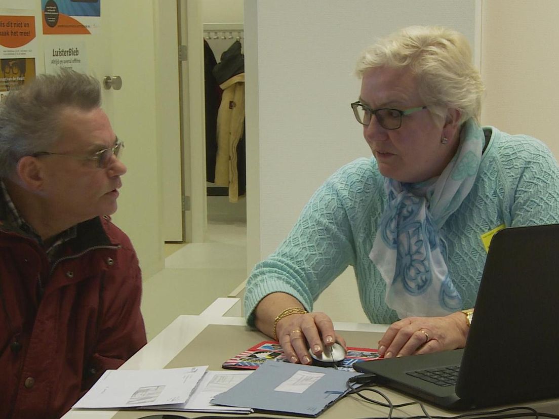 Vrijwilligers helpen honderden mensen met belastingaangifte