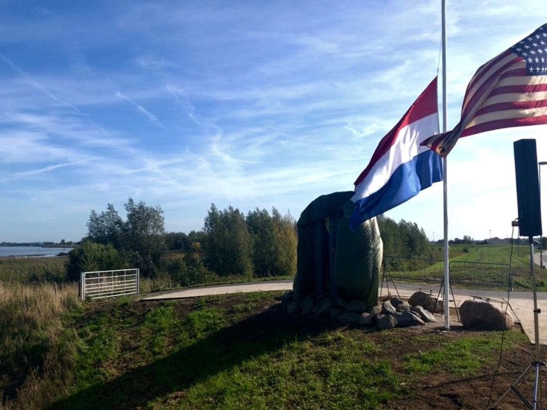 Mission Belle Memorial onthuld in Nieuw-Lekkerland